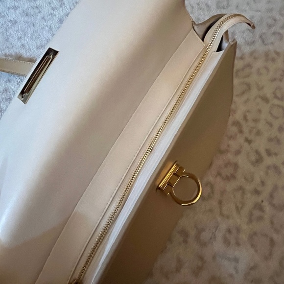 Salvatore Ferragamo leather shoulder bag with top handle - Picture 10 of 13